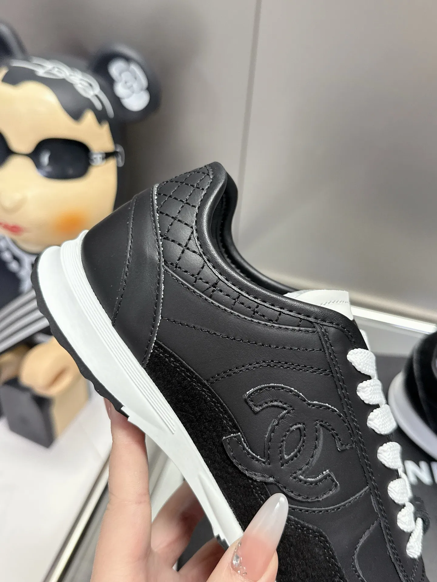 👟👟Ex-factory price 500👟👟 (size 35-40) Chanel 25p panda sneakers! It’s really out of the spotlight recently, and there’s a reason why it’s so popular! The upper is made of first-layer calfskin, with a sheepskin lining, which is breathable and comfortable. It has a full whitening effect and can easily show off your slender legs when paired with any style of clothes. Whoever wears it will look better~ The comfort level is simply amazing. Beauty and comfort coexist, and they are extremely versatile. Wearing it can easily walk ten or twenty thousand steps without any pressure, and it feels light and breathable. The classic black and white color scheme is really the best for spring and summer wear! No matter what kind of clothes you wear in daily life, you can never go wrong. You can mix and match them beautifully and look very delicate and stylish. People with wide feet don’t have to worry about making their feet look fat. Wearing it will make your feet look better. I really love this pair of shoes. Come and get a pair to make your steps more comfortable and fashionable!